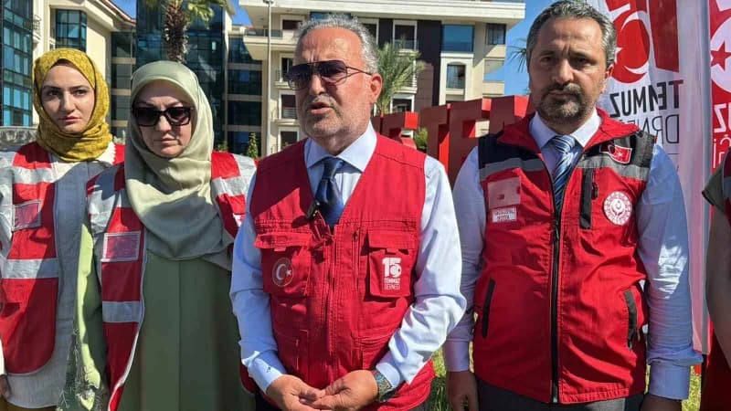 15 Temmuz Derneği Başkanı İsmail Hakkı Turunç (Ortada) ve beraberindekiler