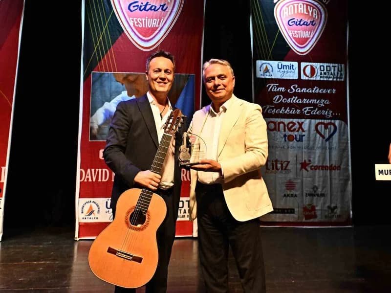 Konserin ardından Muratpaşa Belediye Başkanı Ümit Uysal (Sağda), David Martinez Garcia’ya (Solda) plaket takdim etti.