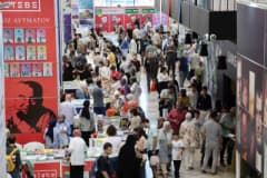 16. Uluslararası Kocaeli Kitap Fuarı’nda kitap stantları ve ziyaretçiler
