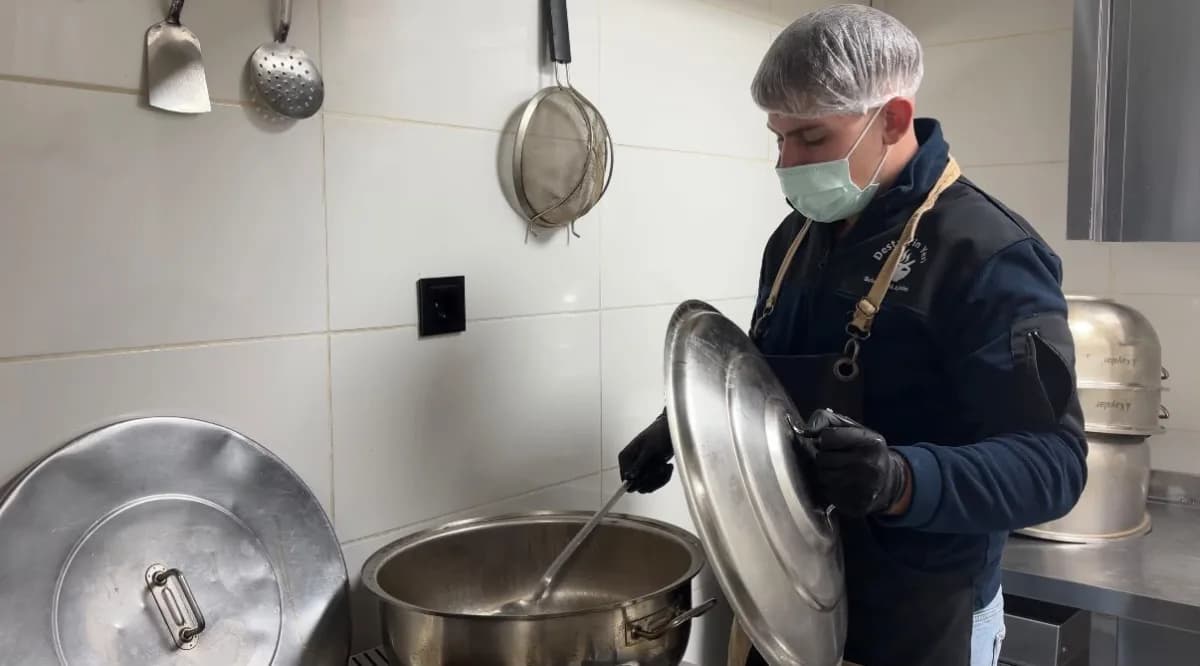 Kırklareli'nde 17 yaşındaki aşçı Ömer Köksal mutfakta çalışırken görüntüleniyor