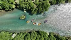 Munzur Nehri üzerinde rafting yapan sporcular ve Tunceli’nin doğal güzellikleri