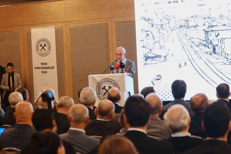 Kongre Yürütme Kurulu Başkanı Nevzat Ünlü, yaptığı konuşmada fosil yakıtların günümüz ekonomilerindeki kritik rolüne dik