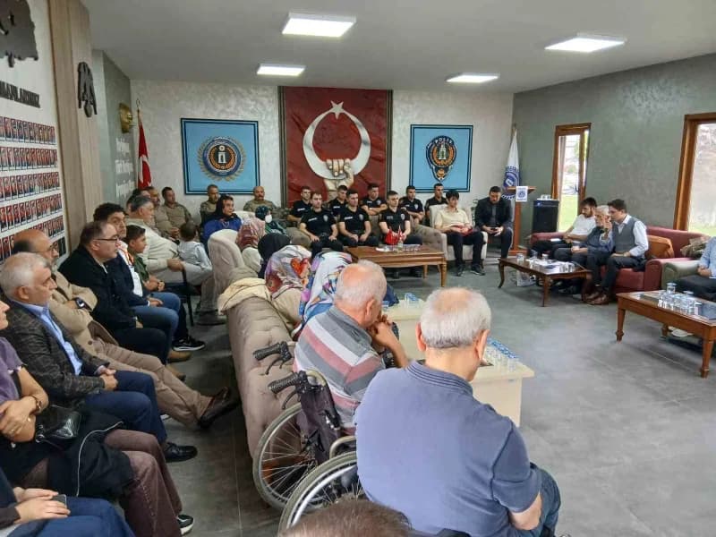 EMŞAV Karadeniz Bölge Başkanlığı tarafından Samsun'da düzenlenen 273. şehitleri anma programında dualar okunuyor
