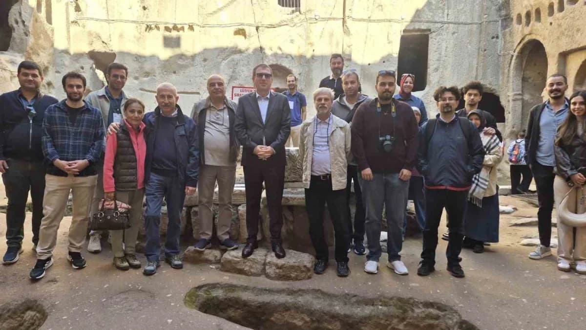 Niğde’de 35 akademisyenin Gümüşler Manastırı’nı ziyaret ederek tarihi freskleri ve kaya oyma yapıyı incelemesi