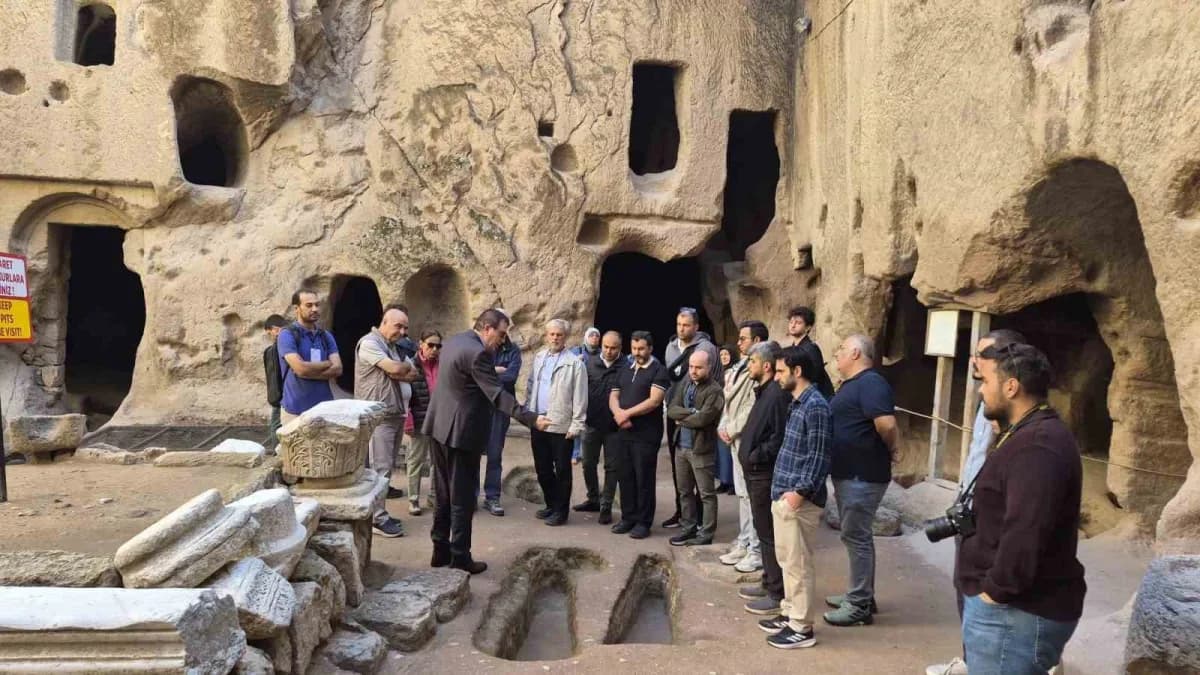 Türkiye’nin farklı üniversitelerinden Niğde’ye gelen 35 akademisyen, Gümüşler Manastırı’nı gezdi.