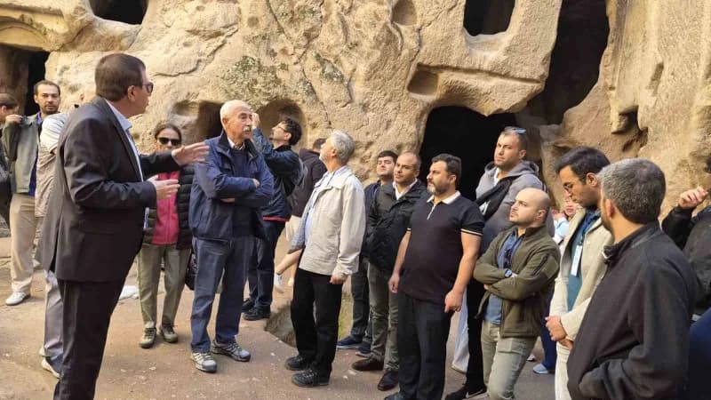 Türkiye’nin farklı üniversitelerinden Niğde’ye gelen 35 akademisyen, Gümüşler Manastırı’nı gezdi.