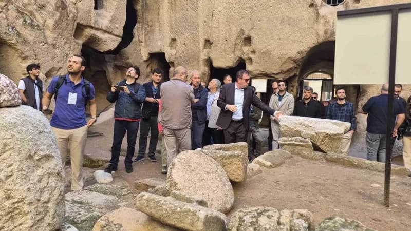 Türkiye’nin farklı üniversitelerinden Niğde’ye gelen 35 akademisyen, Gümüşler Manastırı’nı gezdi.