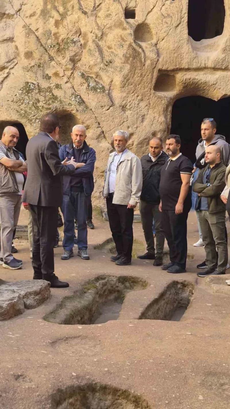 Türkiye’nin farklı üniversitelerinden Niğde’ye gelen 35 akademisyen, Gümüşler Manastırı’nı gezdi.