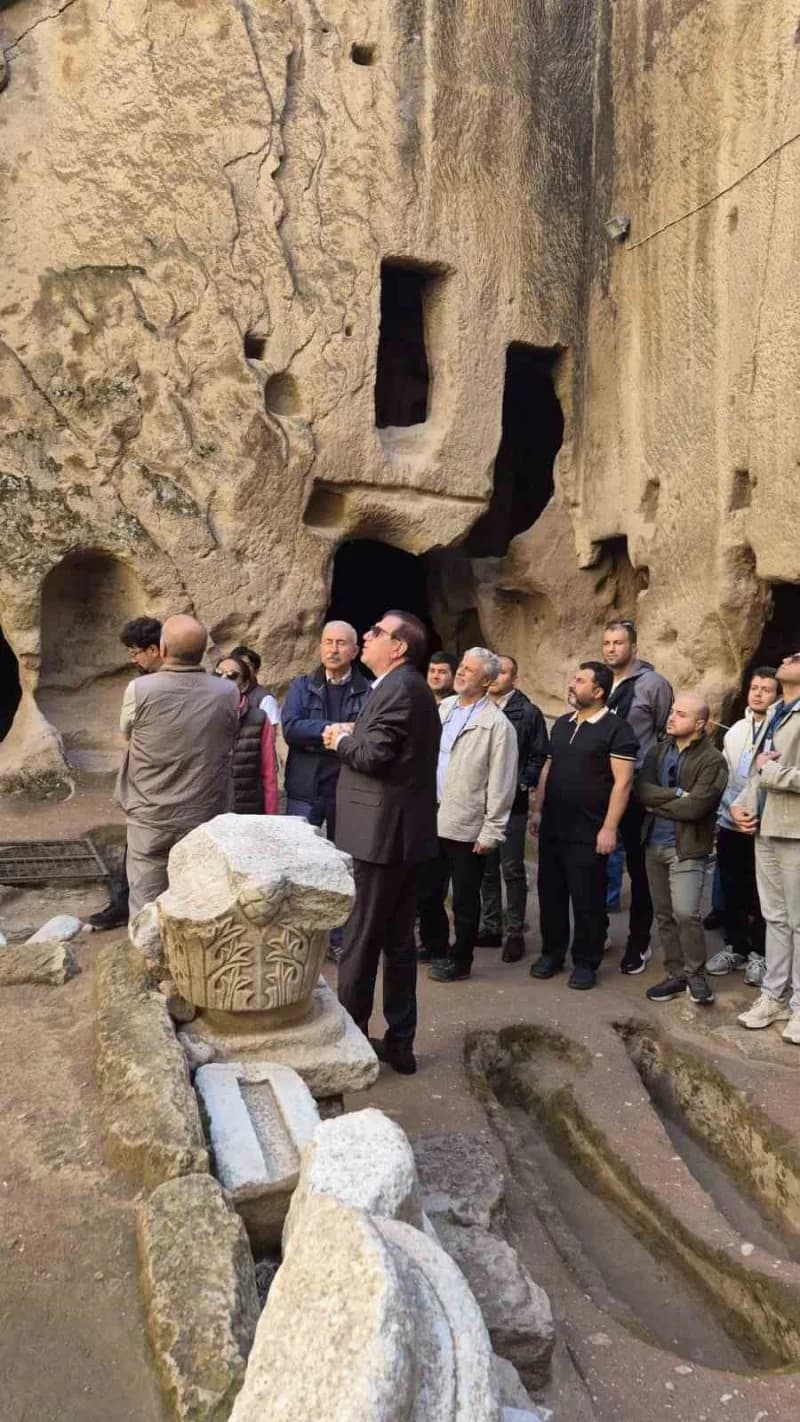 Türkiye’nin farklı üniversitelerinden Niğde’ye gelen 35 akademisyen, Gümüşler Manastırı’nı gezdi.
