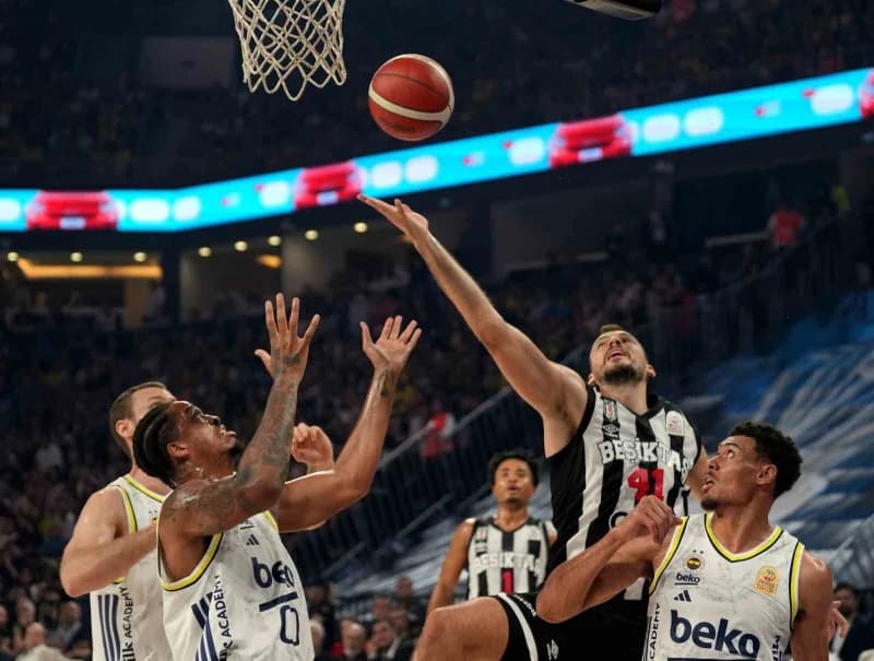 Fenerbahçe ve Beşiktaş takımları 39. Erkekler Cumhurbaşkanlığı Kupası maçında Sinan Erdem Spor Salonu’nda mücadele ediyo