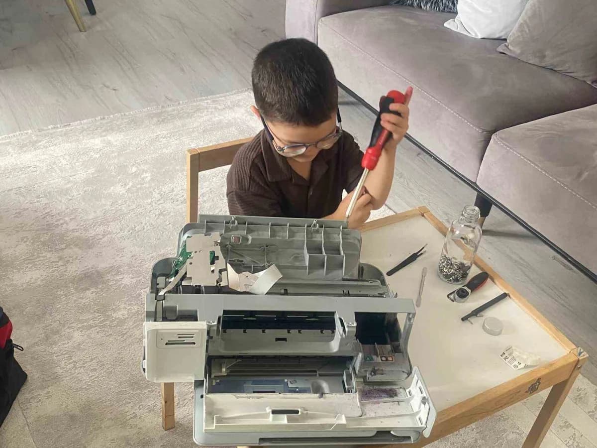 4 yaşındaki Eymen elektronik aletleri söküp inceliyor, ailesi sosyal medyada destek veriyor