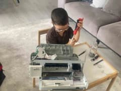 4 yaşındaki Eymen elektronik aletleri söküp inceliyor, ailesi sosyal medyada destek veriyor