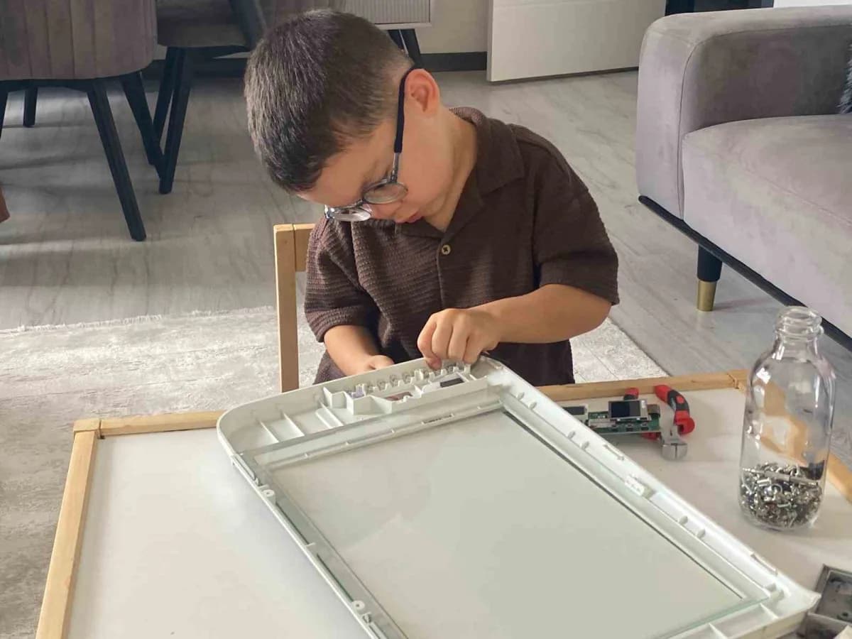 Yaşıtları oyuncaklarla oynarken 4 yaşındaki Eymen Işıldar, bitpazarından alınan elektronikleri söküp inceliyor. Ailesini