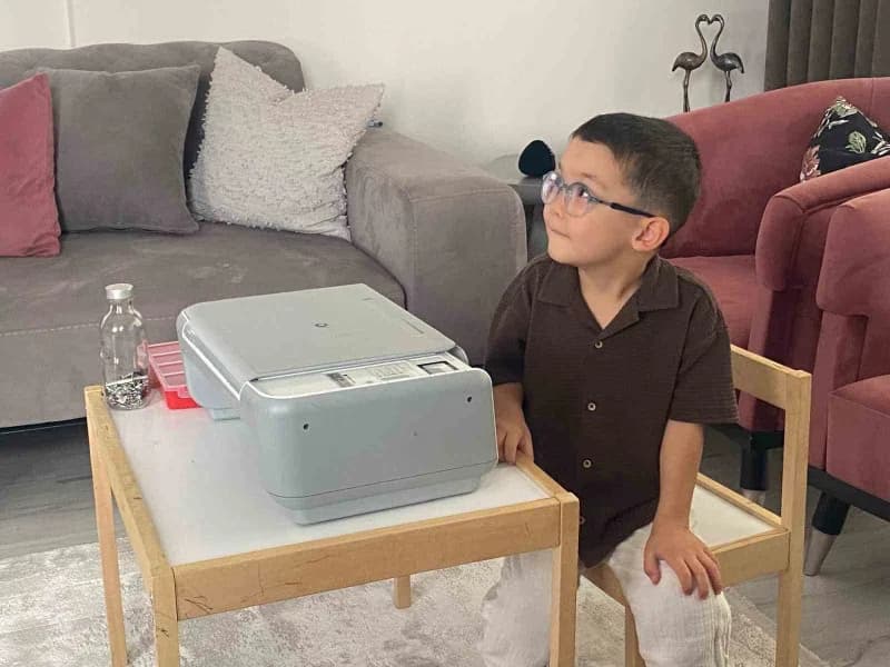 Yaşıtları oyuncaklarla oynarken 4 yaşındaki Eymen Işıldar, bitpazarından alınan elektronikleri söküp inceliyor. Ailesini