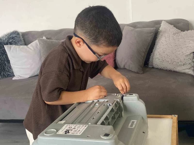Yaşıtları oyuncaklarla oynarken 4 yaşındaki Eymen Işıldar, bitpazarından alınan elektronikleri söküp inceliyor. Ailesini