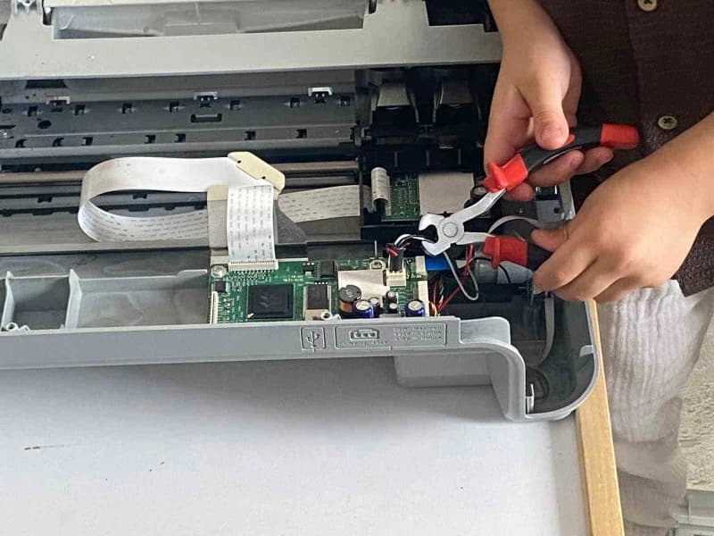 Yaşıtları oyuncaklarla oynarken 4 yaşındaki Eymen Işıldar, bitpazarından alınan elektronikleri söküp inceliyor. Ailesini