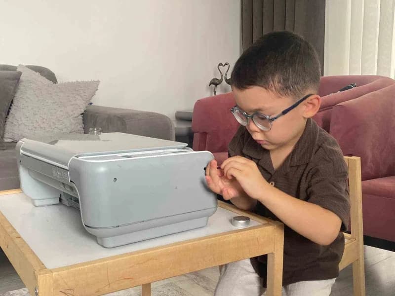 Yaşıtları oyuncaklarla oynarken 4 yaşındaki Eymen Işıldar, bitpazarından alınan elektronikleri söküp inceliyor. Ailesini
