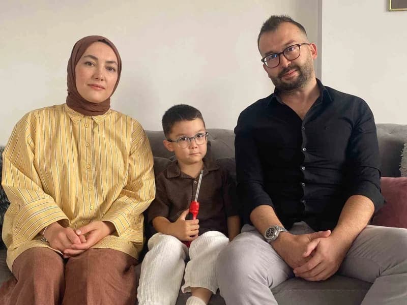 Anne Emine Işıldar, Eymen Işıldar, baba Işıldar.