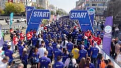 6. Uluslararası Kayseri Yarı Maratonu'nda sporcular yarışırken ve protokol üyeleri start veriyor