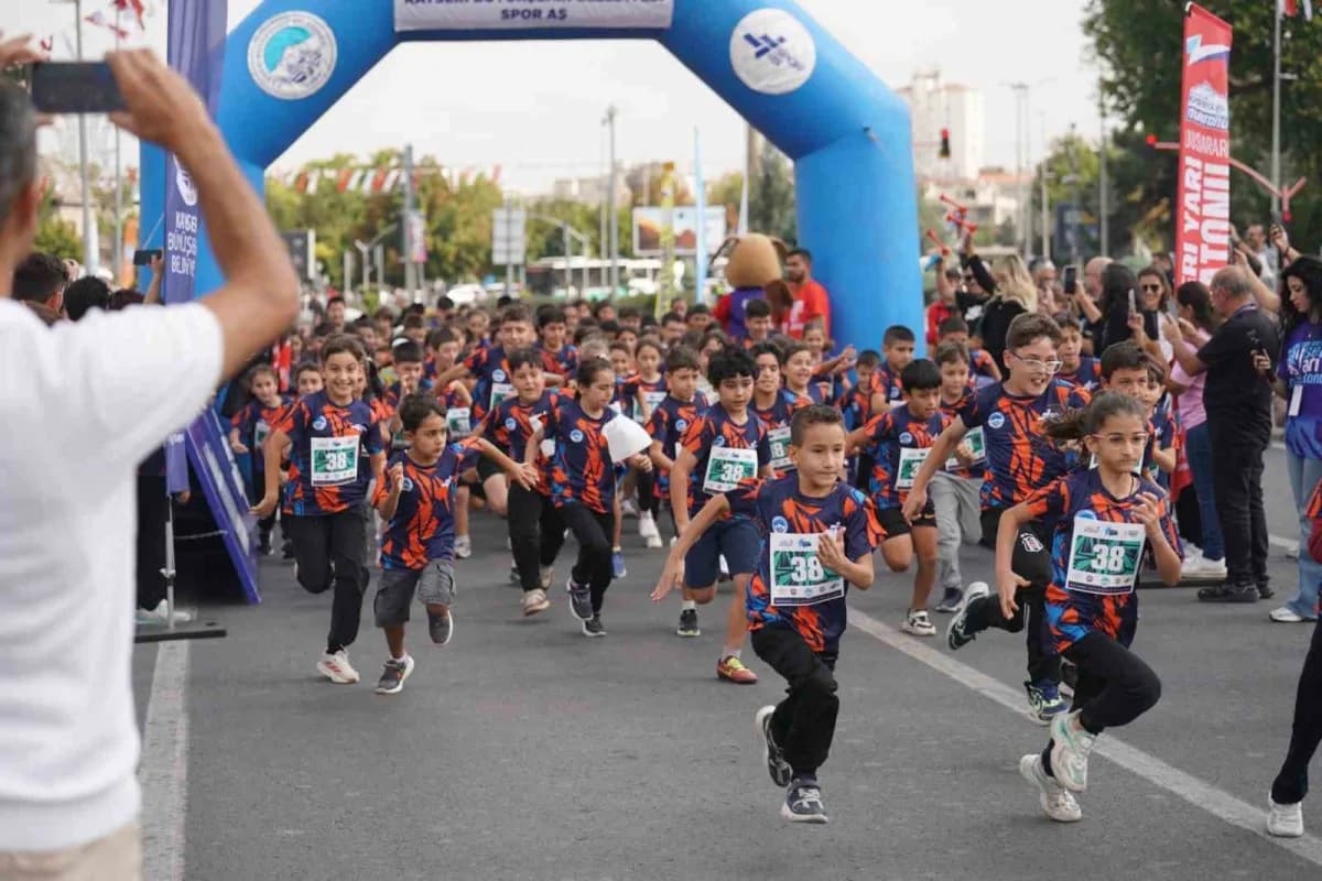 6. Uluslararası Kayseri Yarı Maratonu'nda koşan sporcular ve etkinlikten renkli görüntüler