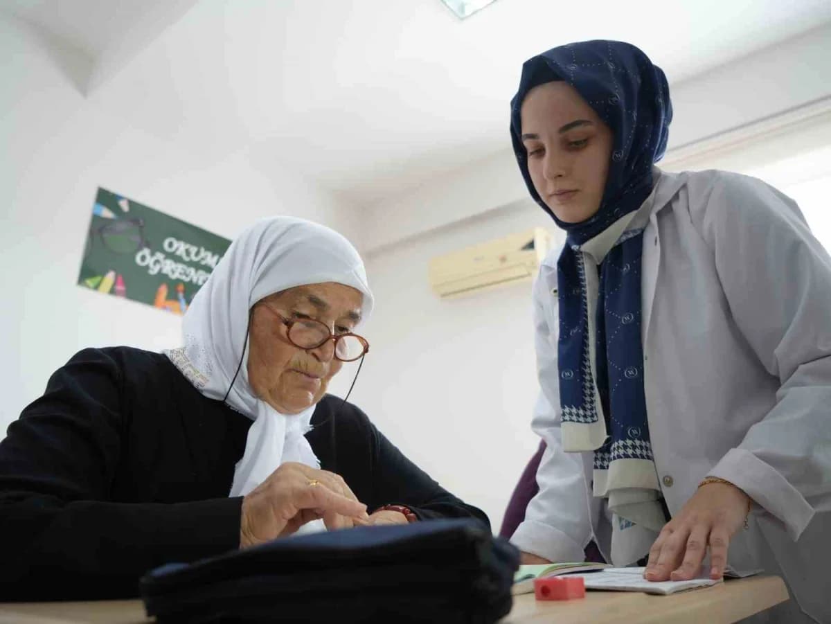 Gaziantep Büyükşehir Belediyesi Aktif Yaşam ve Eğitim Merkezi'nde açılan okuma-yazma kursuna başlayan Önder, ilerleyen y