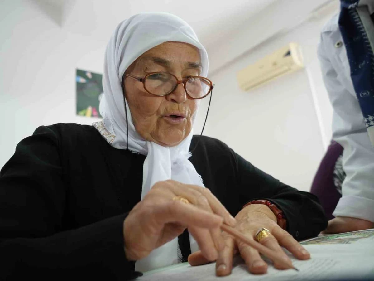Gaziantep'te 72 yaşındaki Elif Önder, okuma yazma kursunda eğitim alırken mutlulukla gülümsüyor