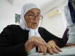 Gaziantep'te 72 yaşındaki Elif Önder, okuma yazma kursunda eğitim alırken mutlulukla gülümsüyor