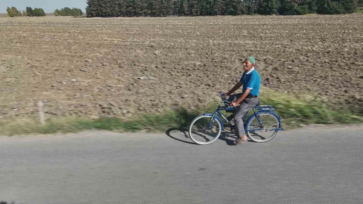Hatay’da yaşayan 85 yaşındaki Hacı Bayram Yıldız, yaklaşık 35 yıldır bisiklet kullanarak işe, camiye ve çevre mahalleler
