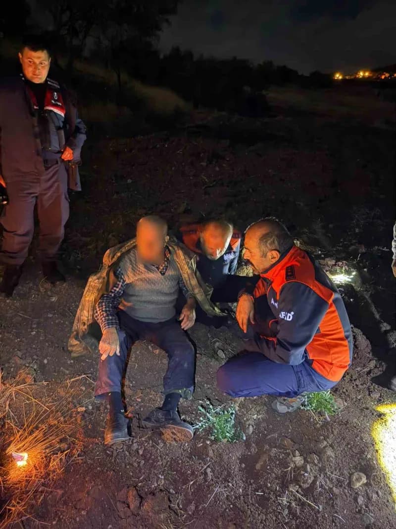 Burdur Yeşilova'da kaybolan 90 yaşındaki alzaymır hastasının bulunması için AFAD ve jandarma ekiplerinin arama çalışması