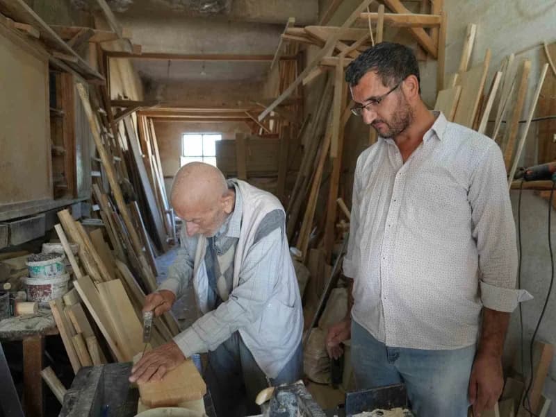 Ahşaba verdiği şekiller ve yaptığı işlemelerle el emeğini yaşatan usta, özellikle soğan tahtası, ekmek tahtası ve fıstık
