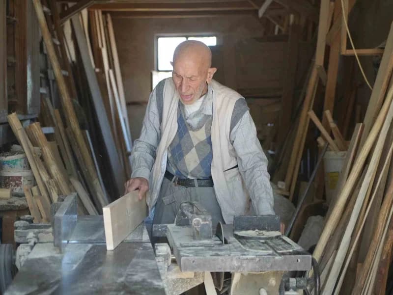 Gaziantep Oğuzeli'nde 90 yaşındaki marangoz Reşit Tekinkuş atölyesinde ahşap işlemeleri yapıyor