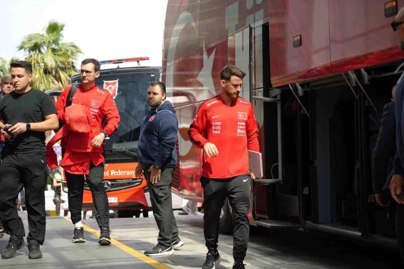UEFA Uluslar a Ligi 1. Grup'taki ikinci maçında yarın İtalya ile karşılaşacak a Milli Futbol Takımı, Bursa'ya geldi.