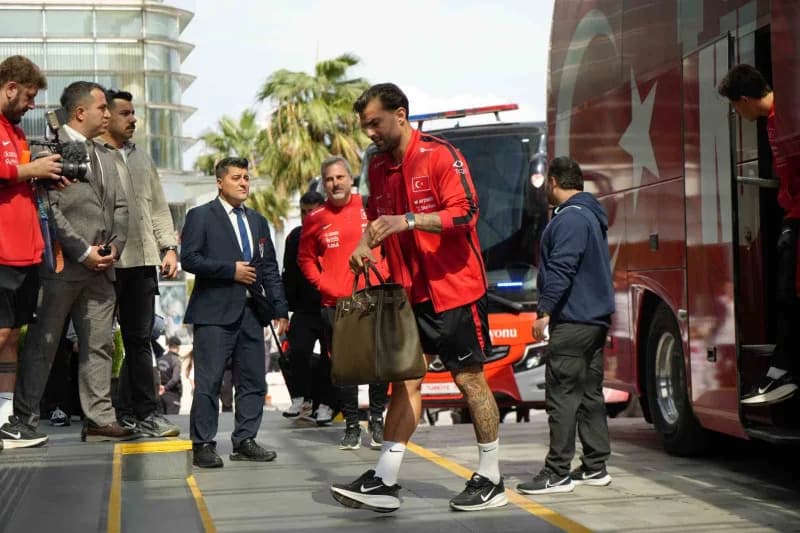 UEFA Uluslar a Ligi 1. Grup'taki ikinci maçında yarın İtalya ile karşılaşacak a Milli Futbol Takımı, Bursa'ya geldi.