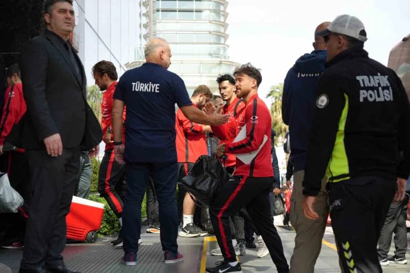 UEFA Uluslar a Ligi 1. Grup'taki ikinci maçında yarın İtalya ile karşılaşacak a Milli Futbol Takımı, Bursa'ya geldi.