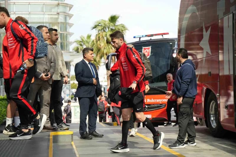 UEFA Uluslar a Ligi 1. Grup'taki ikinci maçında yarın İtalya ile karşılaşacak a Milli Futbol Takımı, Bursa'ya geldi.