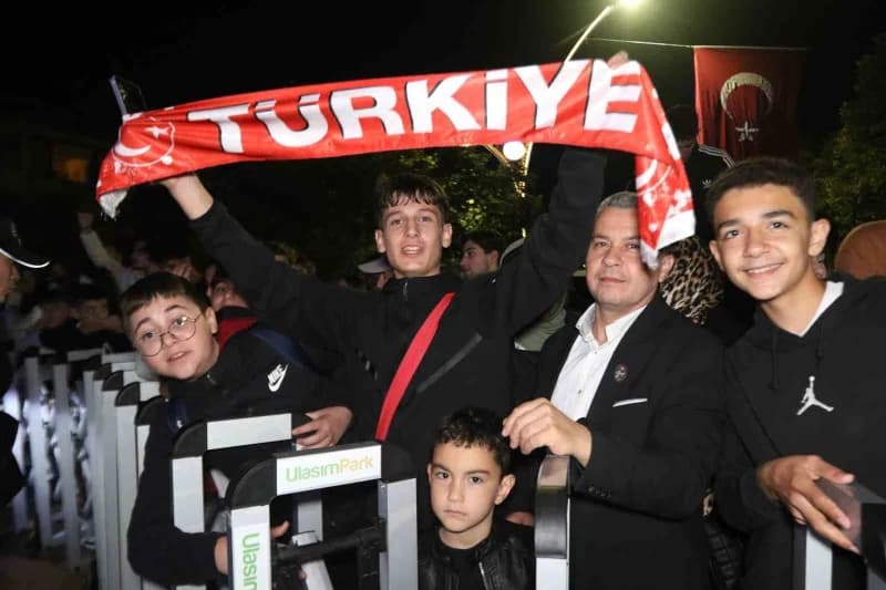 A Milli Futbol Takımı, Fransa maçı öncesi Kocaeli Stadyumu'nda gerçekleştirdiği kısa yürüyüşün ardından konakladığı otel