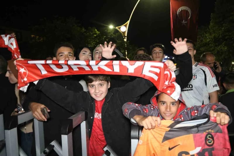 A Milli Futbol Takımı, Fransa maçı öncesi Kocaeli Stadyumu'nda gerçekleştirdiği kısa yürüyüşün ardından konakladığı otel