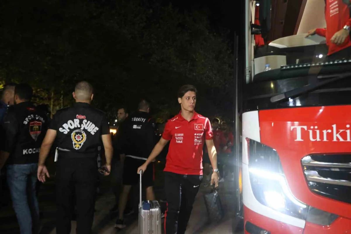 A Milli Futbol Takımı, Fransa maçı öncesi Kocaeli Stadyumu'nda gerçekleştirdiği kısa yürüyüşün ardından konakladığı otel