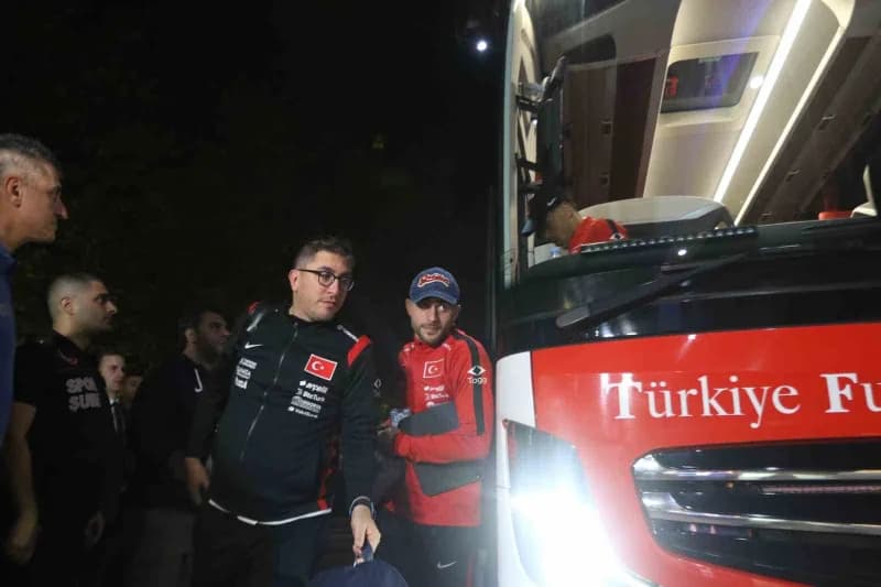 A Milli Futbol Takımı, Fransa maçı öncesi Kocaeli Stadyumu'nda gerçekleştirdiği kısa yürüyüşün ardından konakladığı otel