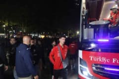 A Milli Futbol Takımı oyuncuları ve teknik direktör Vincenzo Montella, Kocaeli'de otel önünde taraftarlar tarafından kar
