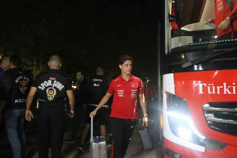 A Milli Futbol Takımı, Fransa maçı öncesi Kocaeli Stadyumu'nda gerçekleştirdiği kısa yürüyüşün ardından konakladığı otel