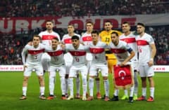 A Milli Futbol Takımı oyuncuları Kocaeli Stadyumu’nda maç öncesi ısınırken
