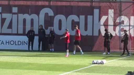 A Milli Futbol Takımı, Fransa maçı öncesi antrenman yaparken