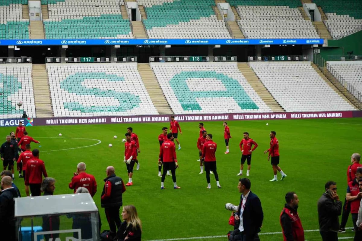 A Milli Futbol Takımı oyuncuları Bursa Atatürk Spor Kompleksi Matlı Stadyumu'nda antrenman yaparken