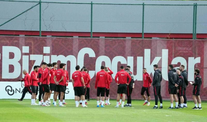 A Milli Takım oyuncuları TFF Hasan Doğan Milli Takımlar Kamp ve Eğitim Tesisleri'nde antrenman yapıyor