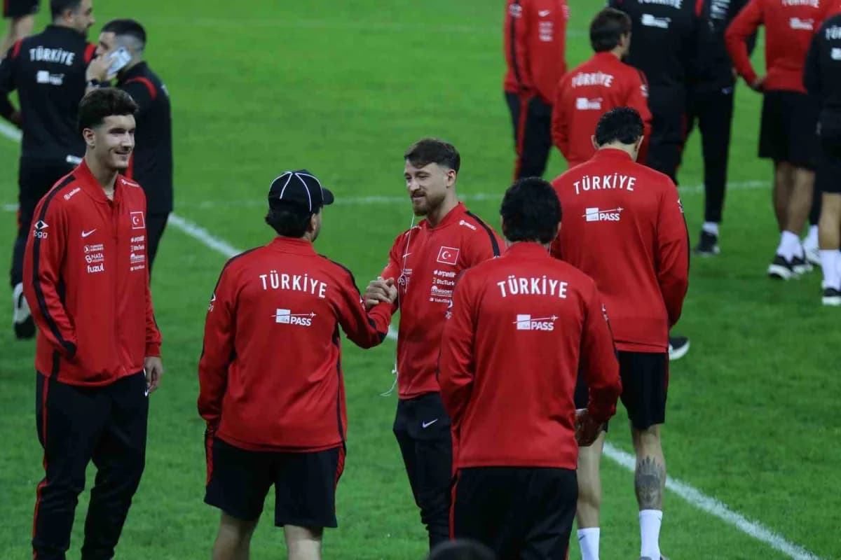 A Milli Futbol Takımı oyuncuları Kocaeli Stadı’nda yürüyüş yaparken