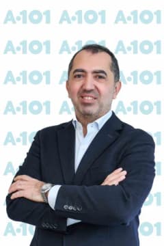 A101 mağazasında okula dönüş alışverişi yapan aileler ve kırtasiye ürünleri