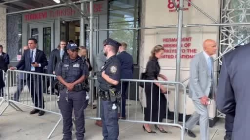 ABD’nin Suriye Özel Temsilcisi Tom Barrack basın açıklaması yaparken
