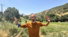 ABD’li turist Steve Fogel, Hakkari’nin Yüksekova ilçesinde doğa yürüyüşü yaparken