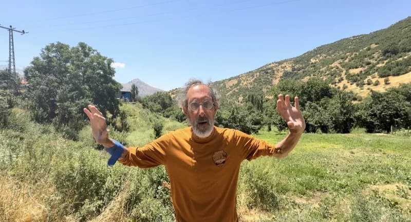 ABD’li turist Steve Fogel, Hakkari’nin Yüksekova ilçesinde doğa yürüyüşü yaparken